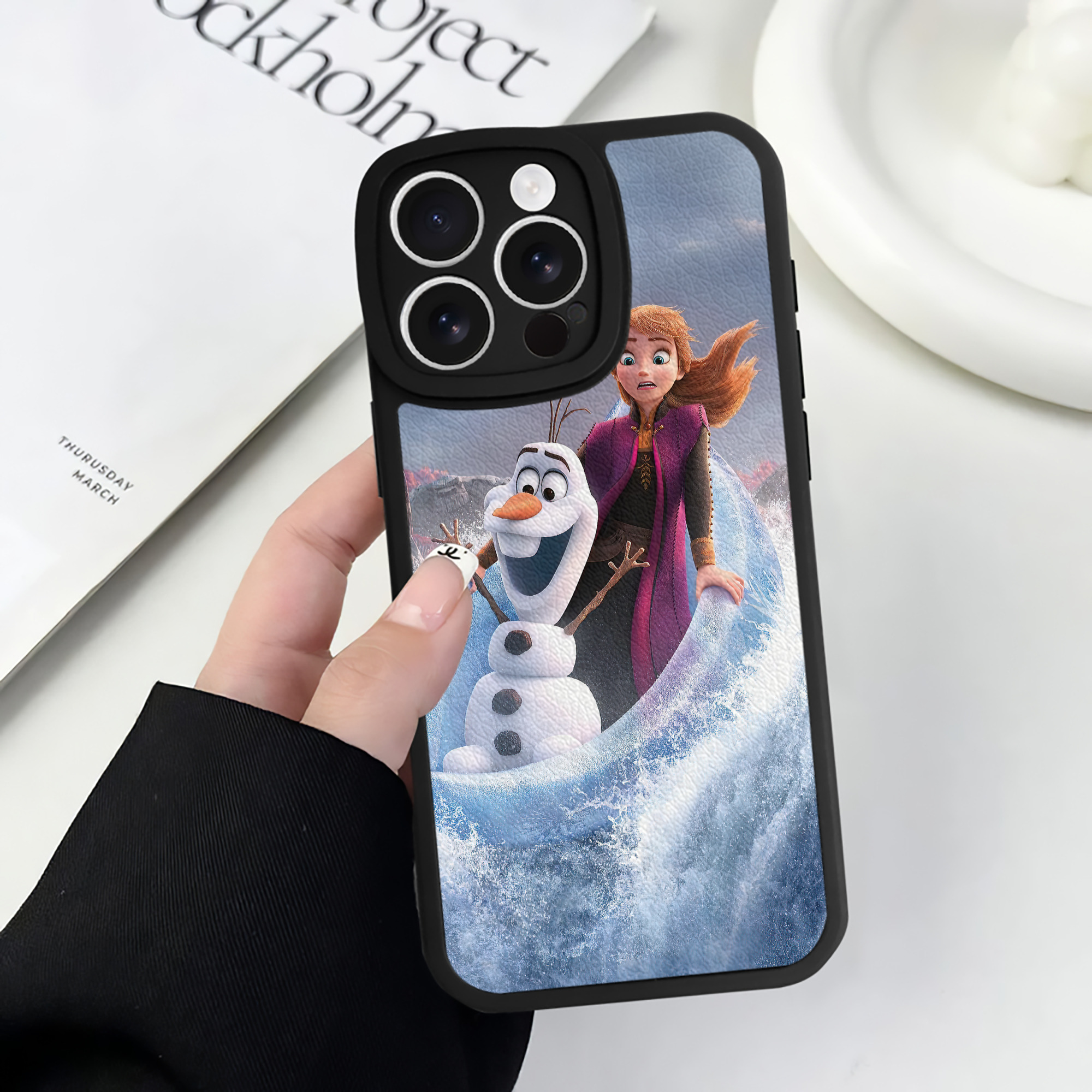 （画像用） アナと雪の女王 アンナ エルサ Frozen Anna Elsa 【iPhone 16シリーズ対応】シリコンスマホケース（レザー調） 材質：シリコン